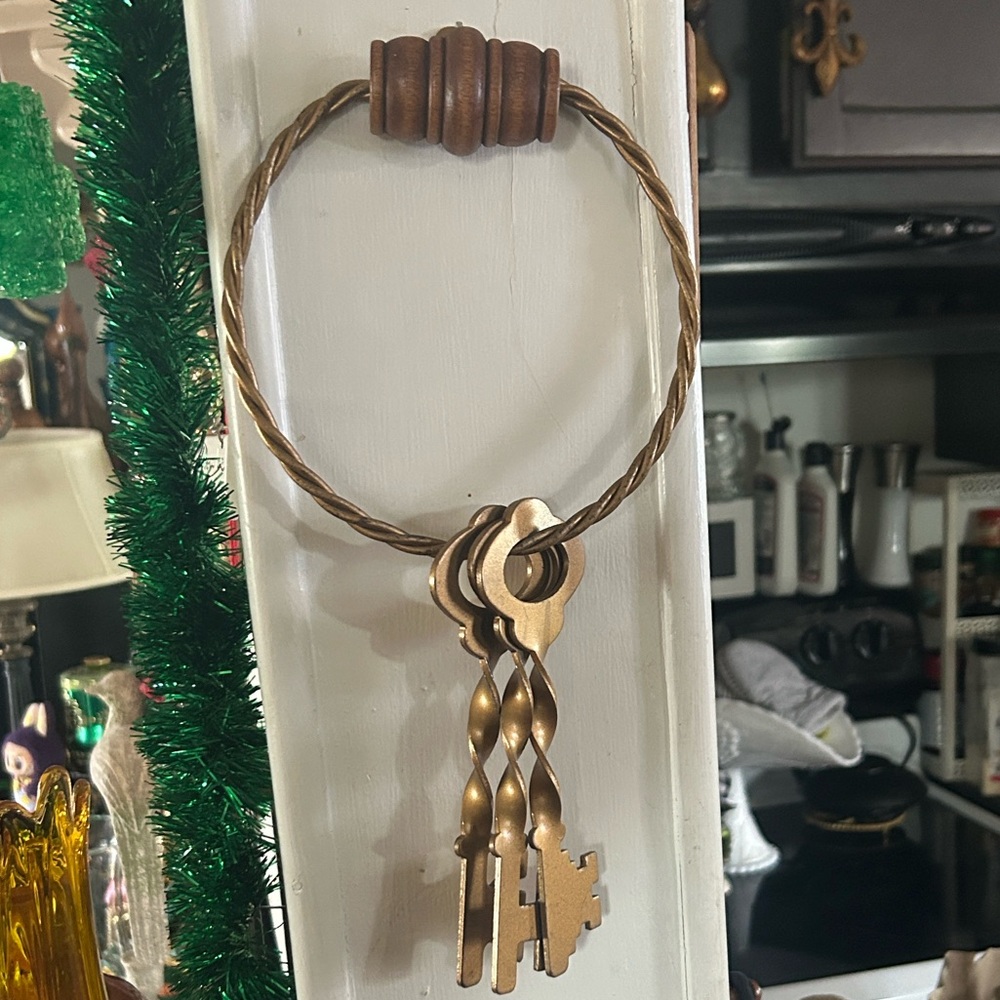 Vintage Skeleton Key Holder Wall Decor